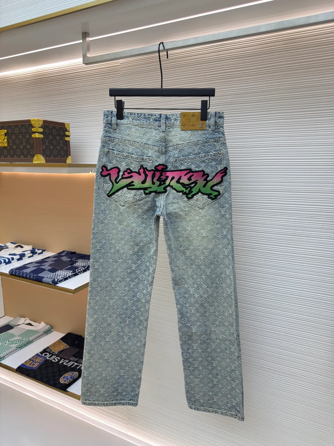 LOUIS VUITTON flame graffiti patch jacquard jeans ●Authentic product: purchased and developed by 30789 ●Item number: 1680031-C15 ●Material: denim fabric ●Technology: patch production ●Version: fitted version ●Size: 30-32-34-36 ●Description: Use classic patterns to highlight the Louis Vuitton logo of the season, making Louis patches and Vuitton The patch is decorated like graffiti on the front and back, with hardware, a button placket and a nubuck Monoqram tag at the rear. The fabric has undergone a heavy-duty garment washing process. The whole pair of pants will have a distressed effect. The whole body is hand-cut and printed all over. This kind of alignment fabric consumes a lot of time and is very time-consuming and costly, so our delivery time is very slow. The flame gradient graffiti in the middle is a toothbrush embroidery piece. The overall wiring is straight and delicate, the fabric is comfortable and soft, and the color is consistent without color difference. It can be matched with the same style to create a fashionable look and control various occasions. Customized accessories, complete with three standards, same style for men and women!